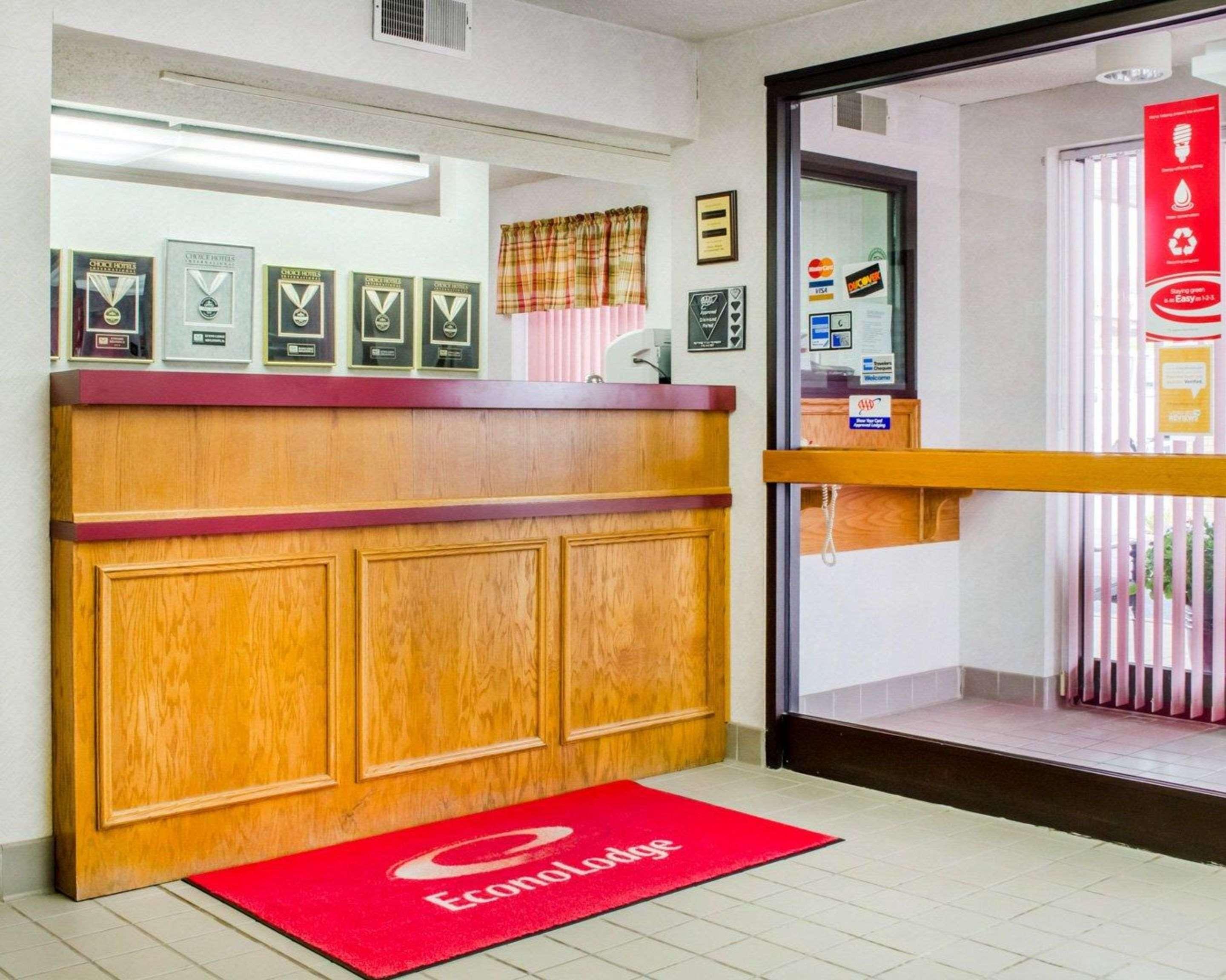 Econo Lodge Mifflintown Bagian luar foto