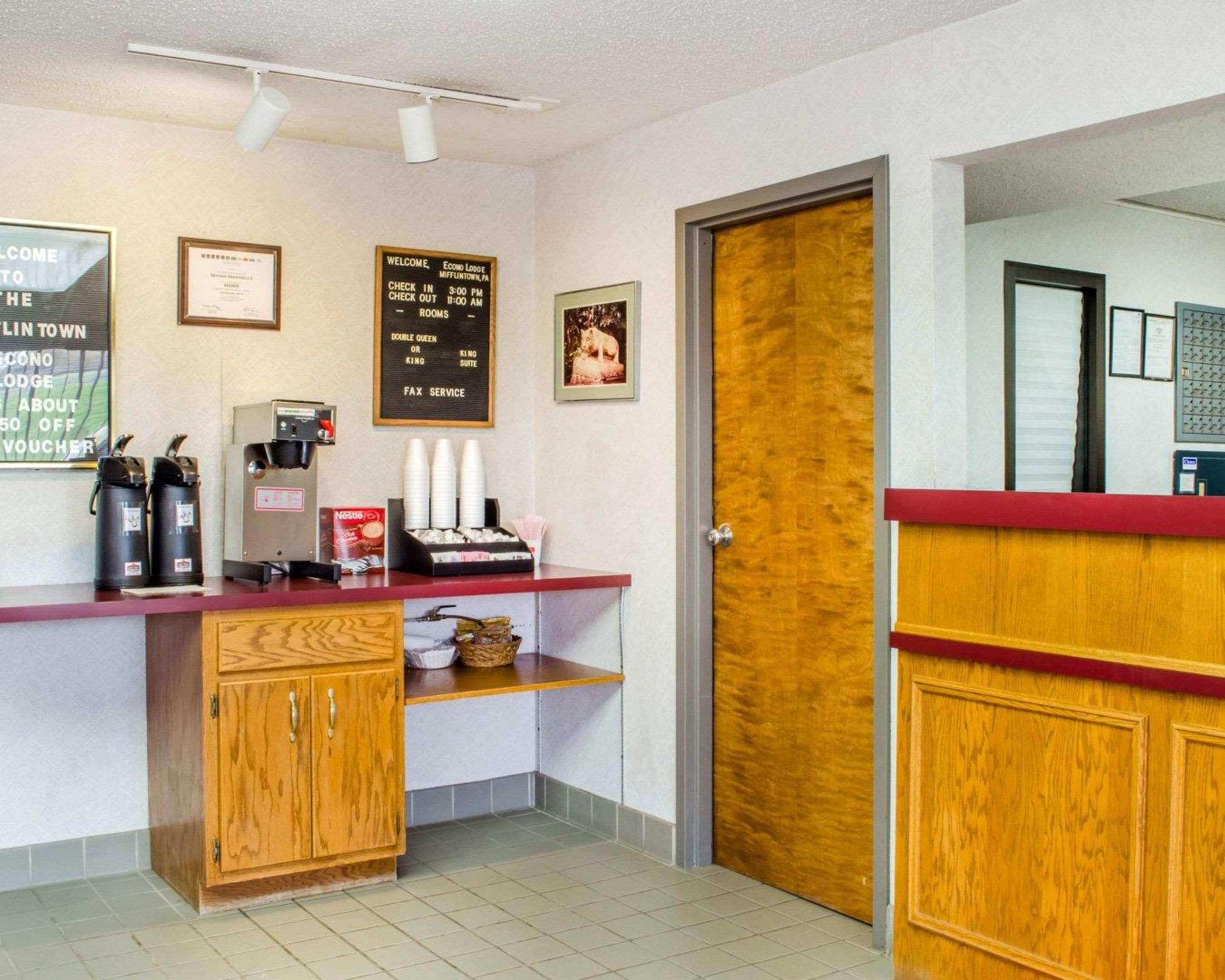 Econo Lodge Mifflintown Bagian luar foto