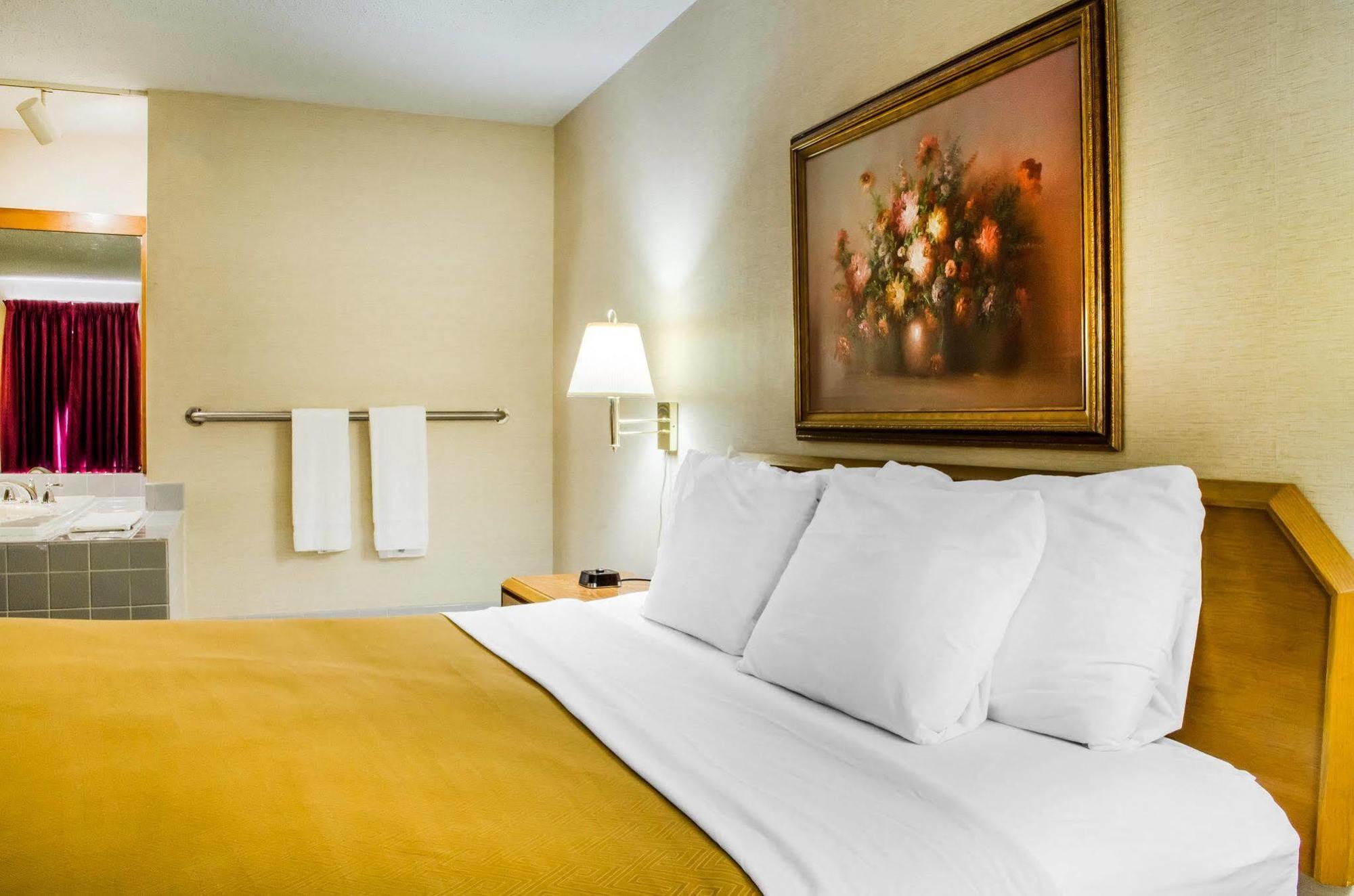 Econo Lodge Mifflintown Bagian luar foto
