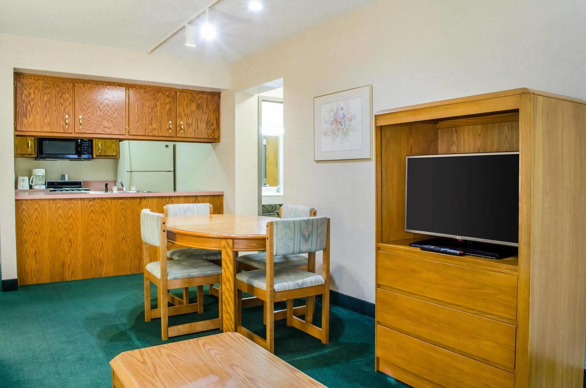 Econo Lodge Mifflintown Bagian luar foto