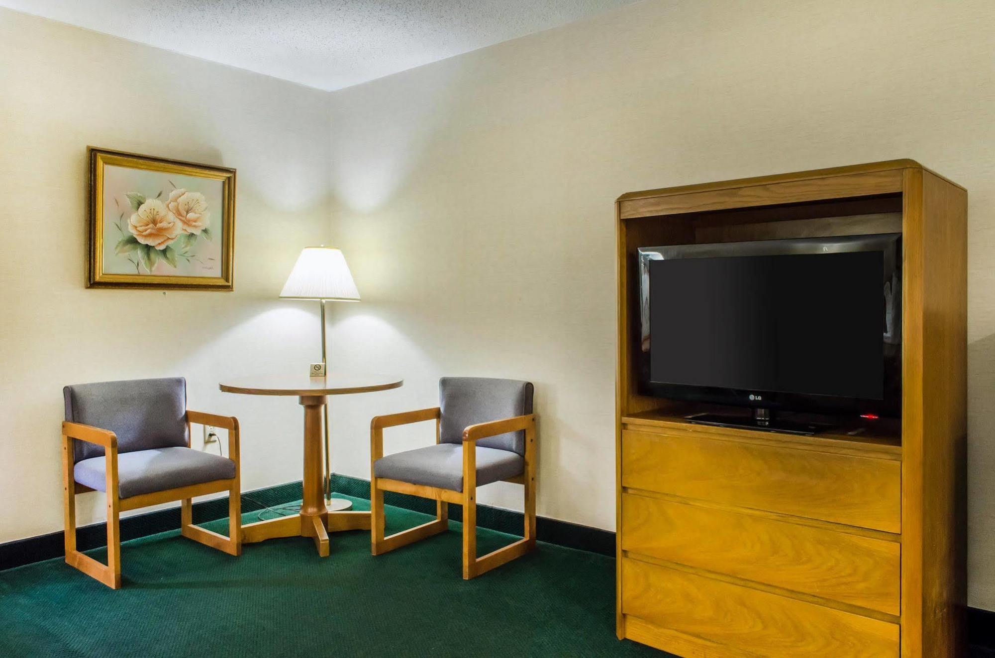 Econo Lodge Mifflintown Bagian luar foto